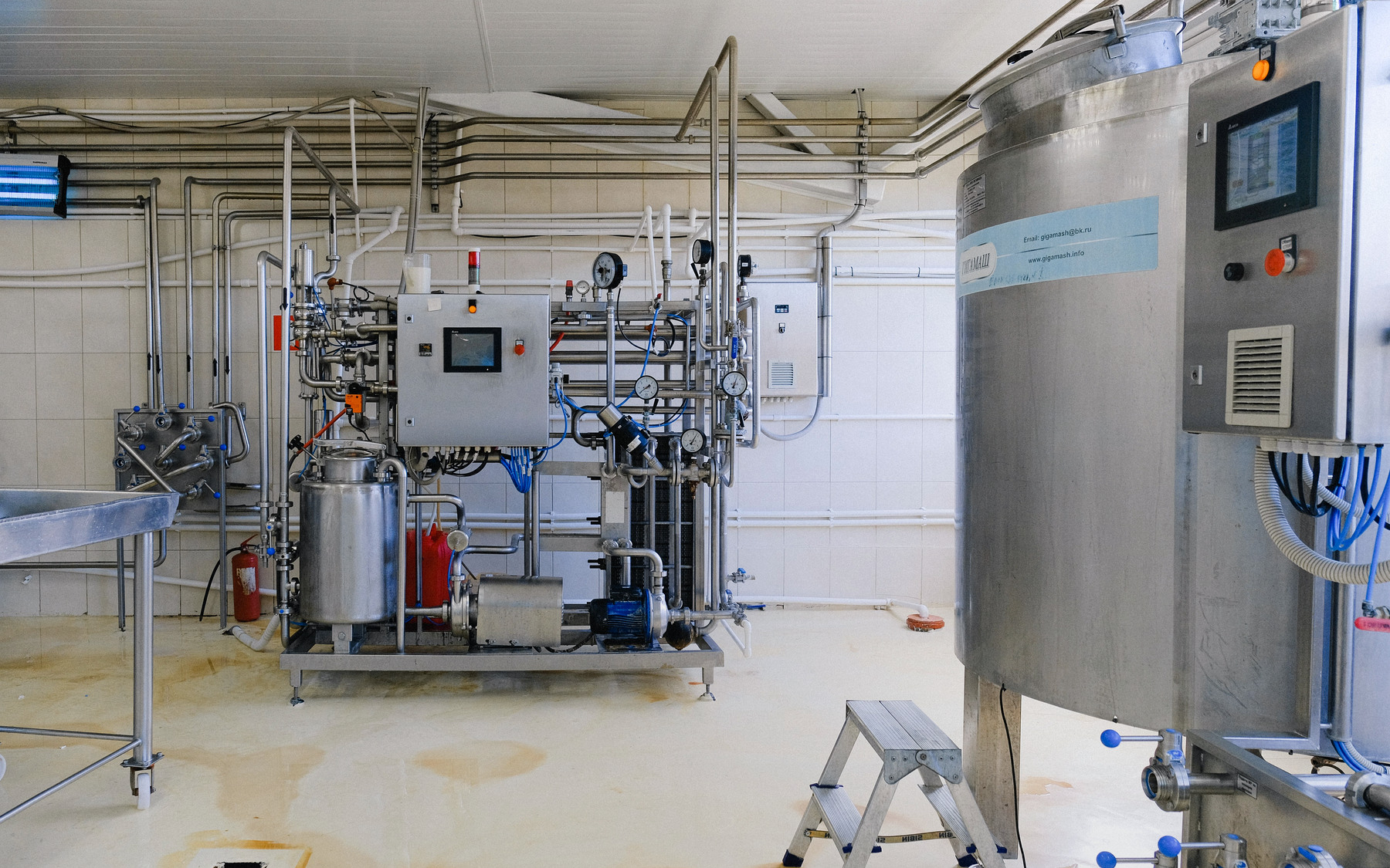 Photographie d’un équipement industriel réel avec réservoirs, tuyauteries, pompes et instrumentation
