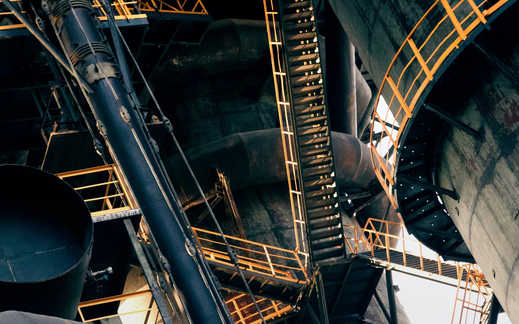 Photographie de plateformes, escaliers et structures d’accès dans une installation industrielle