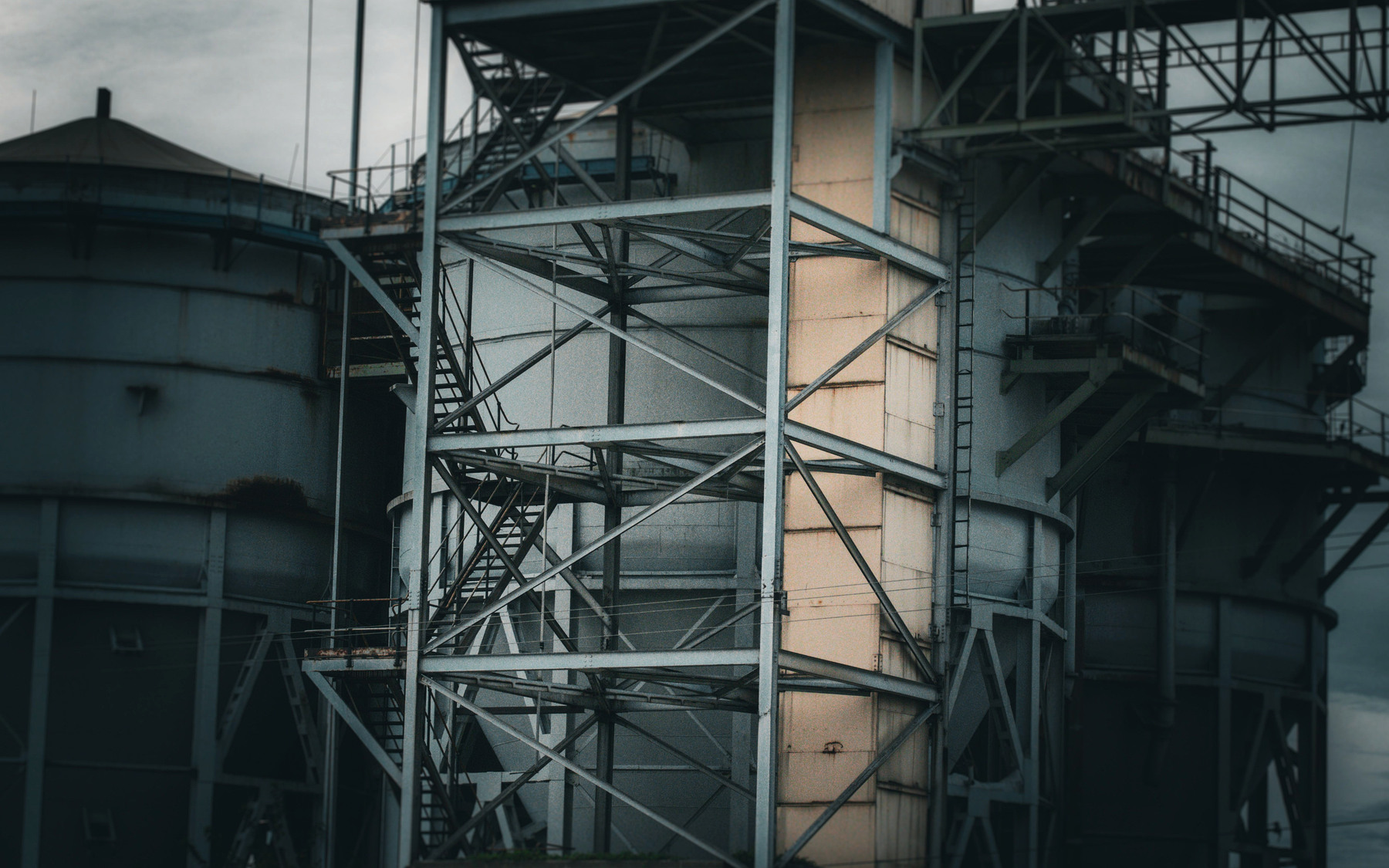 Photographie d’une structure industrielle existante avec contreventements, plateformes et escaliers